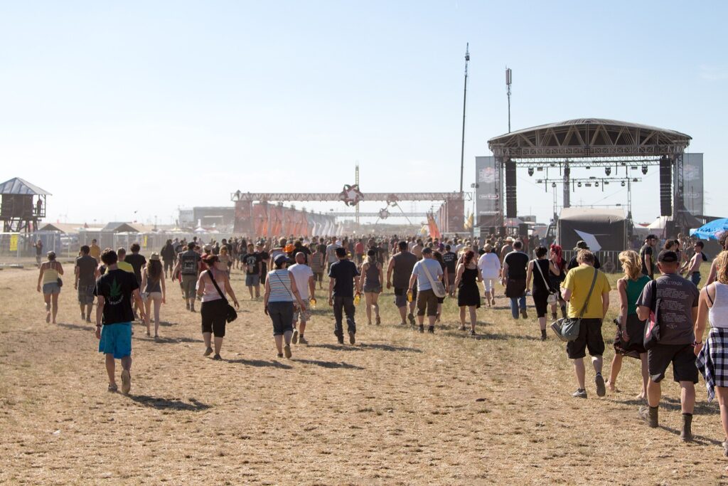 Festivalbesökare i solen på Nova Rock