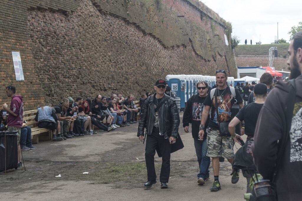 Festivalbesökare vid fästningsmuren på Brutal Assault