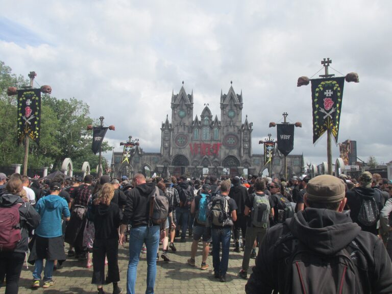 Publik framför scenen på Hellfest i Clisson