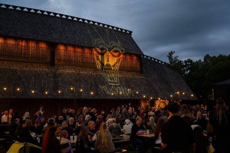 Gildehallen med publik på Midgardsblot