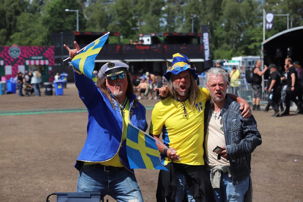 Ett festivalgäng med svenska flaggor på Sweden Rock